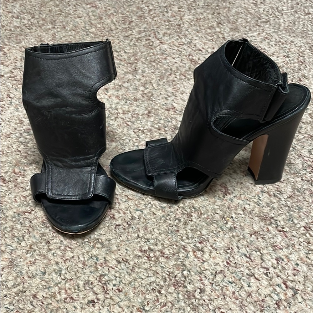 Pour le victor Black Leather Women's Heels
